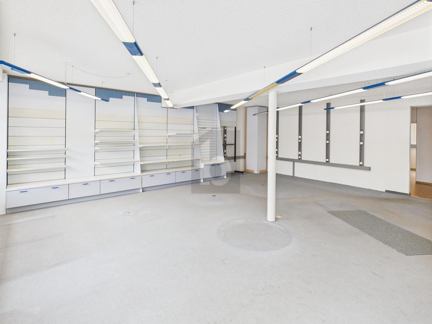 150m² shop, photo 2 of 4