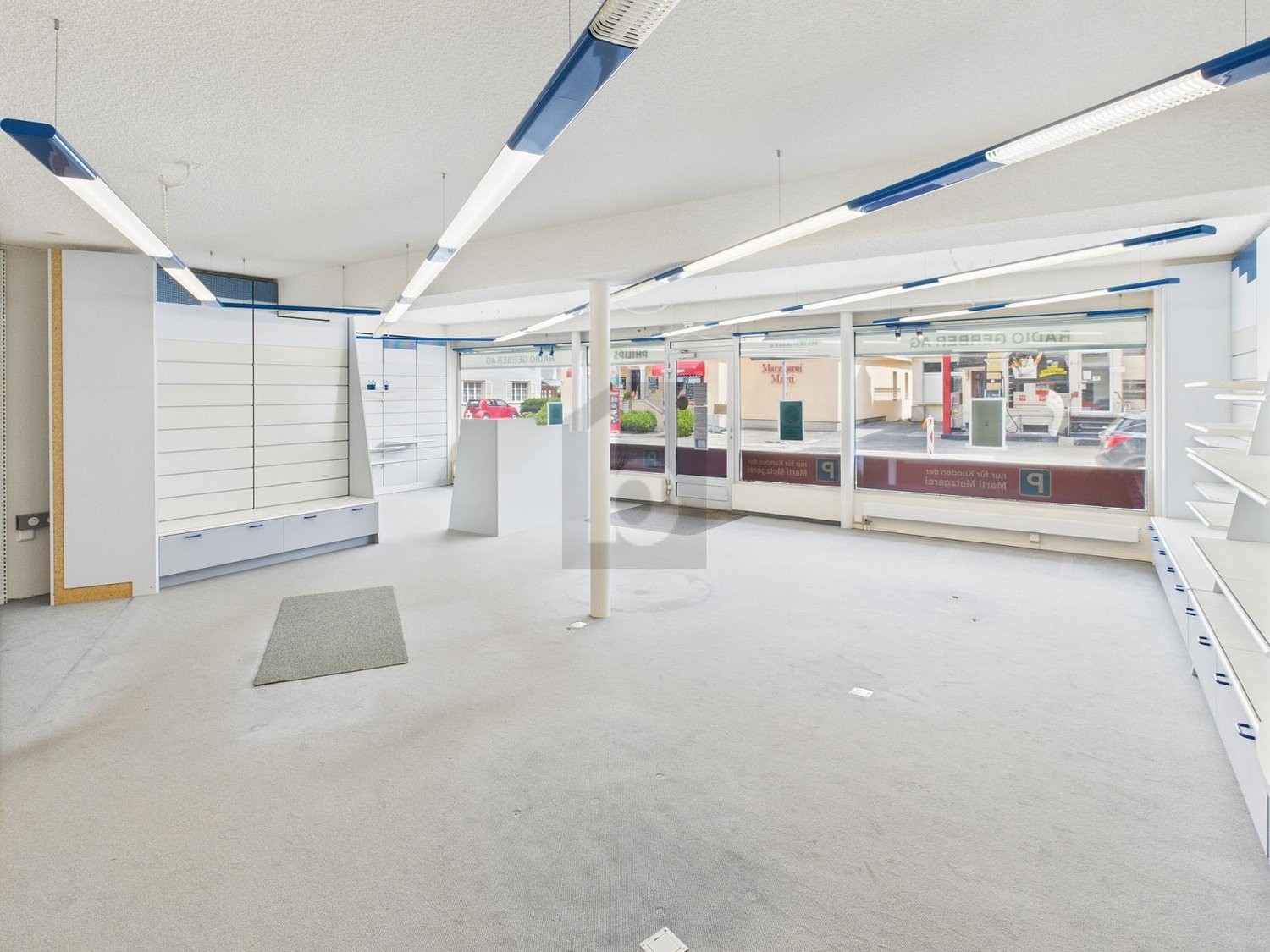 150m² shop, photo 1 of 4