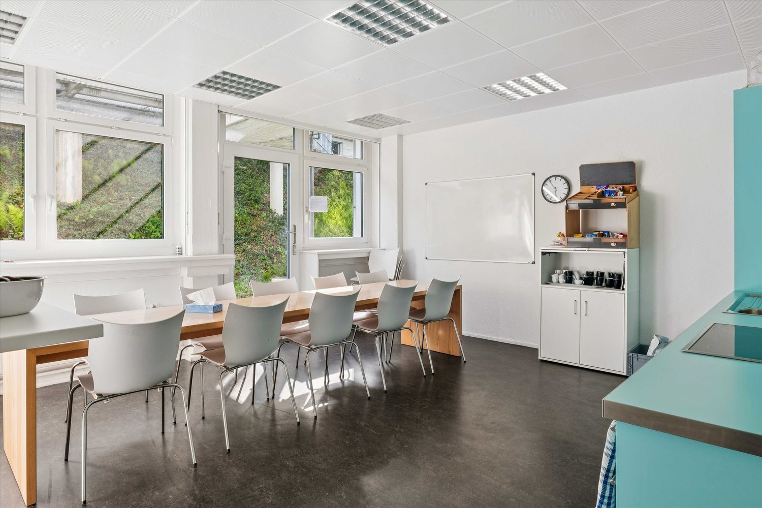 373m² office, photo 1 of 8