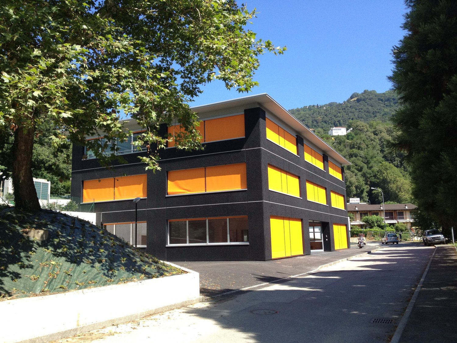 840m² living / commercial building, photo 2 of 10