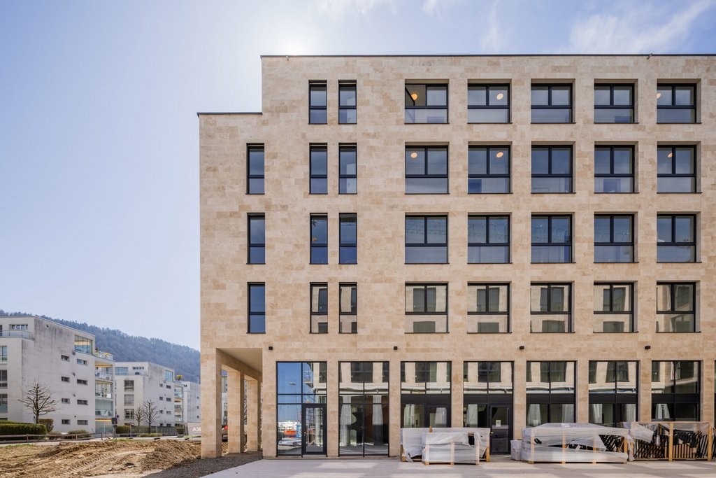93m² commerciale