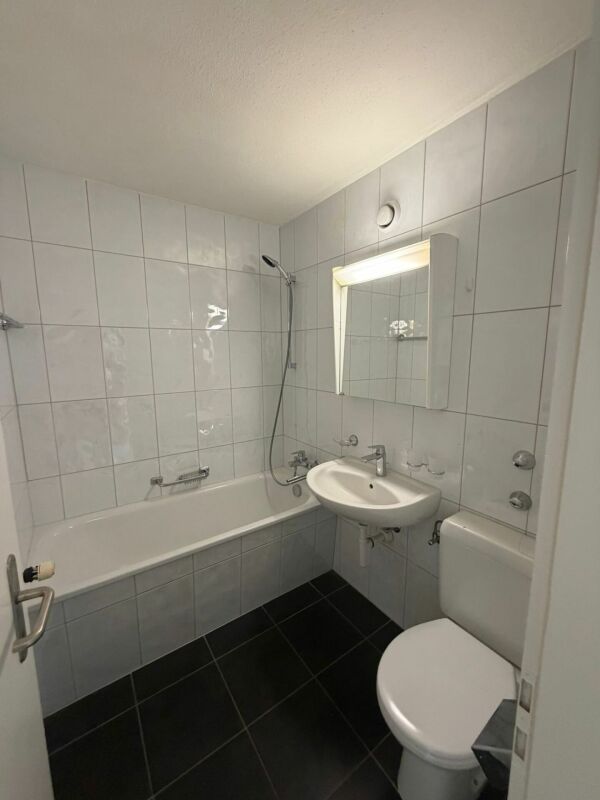 4 ½ room apartment

Apartment with breathtaking views!

This beautiful, bright 4.5 room apartment is available IMMEDIATELY.
The apartment features the following rooms:
- 1 living room (bright, large) with access to the first balcony
- 2 bedrooms with access to the second balcony
- 1 children's/guest, photo 7 of 9