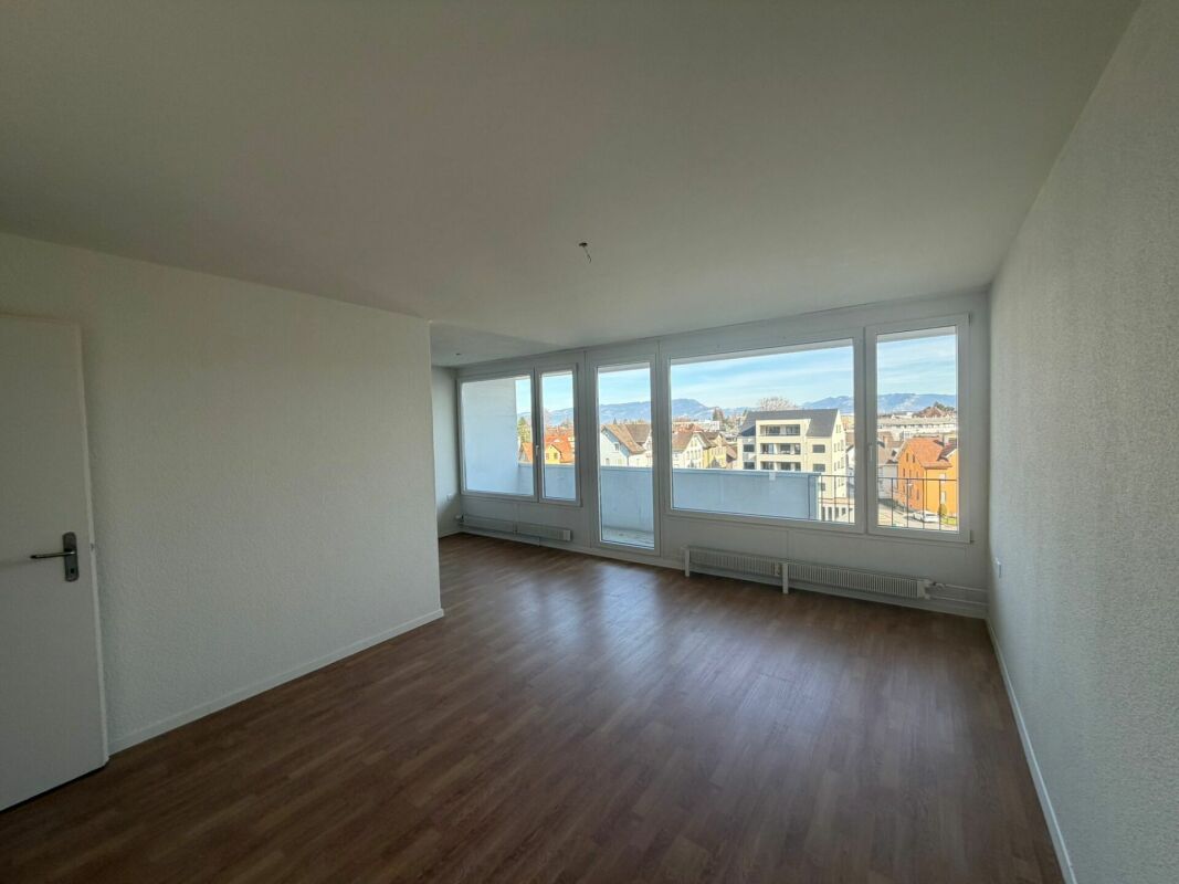4 ½ room apartment

Apartment with breathtaking views!

This beautiful, bright 4.5 room apartment is available IMMEDIATELY.
The apartment features the following rooms:
- 1 living room (bright, large) with access to the first balcony
- 2 bedrooms with access to the second balcony
- 1 children's/guest, photo 2 of 9