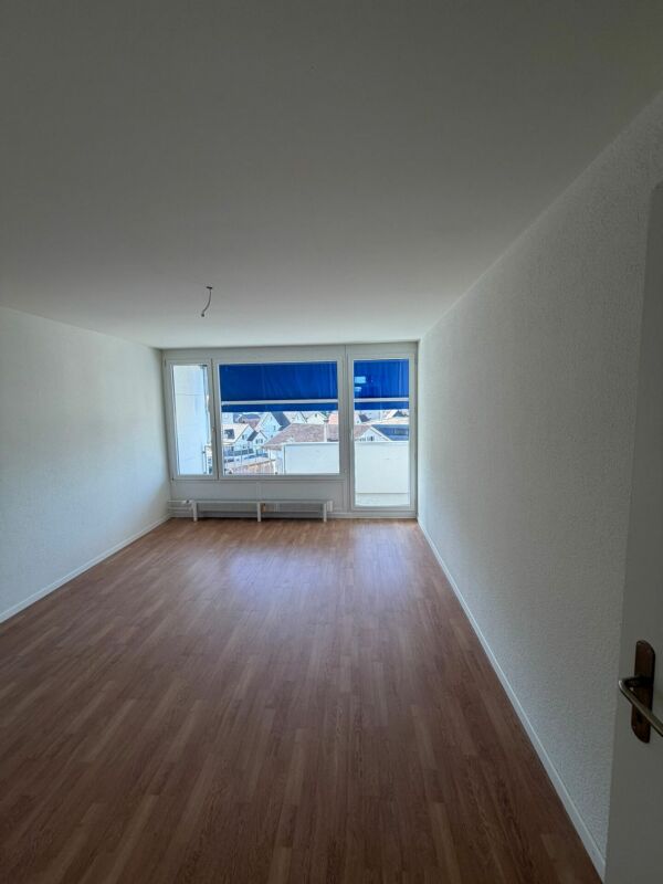 4 ½ room apartment

Apartment with breathtaking views!

This beautiful, bright 4.5 room apartment is available IMMEDIATELY.
The apartment features the following rooms:
- 1 living room (bright, large) with access to the first balcony
- 2 bedrooms with access to the second balcony
- 1 children's/guest, photo 6 of 9
