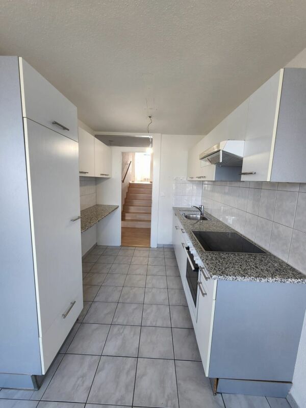 4 ½ room apartment

Apartment with breathtaking views!

This beautiful, bright 4.5 room apartment is available IMMEDIATELY.
The apartment features the following rooms:
- 1 living room (bright, large) with access to the first balcony
- 2 bedrooms with access to the second balcony
- 1 children's/guest, photo 8 of 9