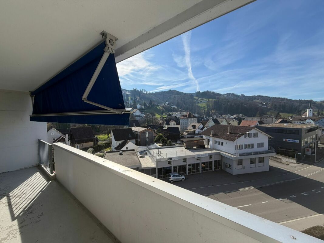 4 ½ room apartment

Apartment with breathtaking views!

This beautiful, bright 4.5 room apartment is available IMMEDIATELY.
The apartment features the following rooms:
- 1 living room (bright, large) with access to the first balcony
- 2 bedrooms with access to the second balcony
- 1 children's/guest, photo 3 of 9