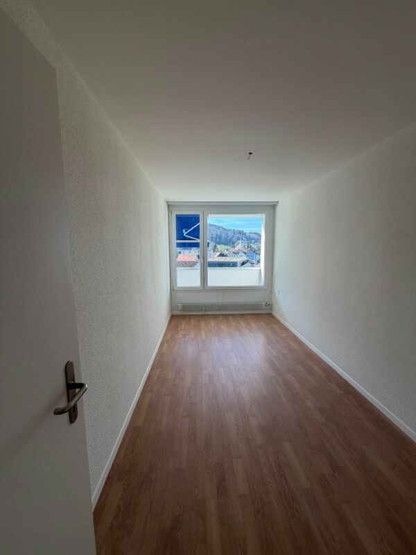 4 ½ room apartment

Apartment with breathtaking views!

This beautiful, bright 4.5 room apartment is available IMMEDIATELY.
The apartment features the following rooms:
- 1 living room (bright, large) with access to the first balcony
- 2 bedrooms with access to the second balcony
- 1 children's/guest, photo 4 of 9