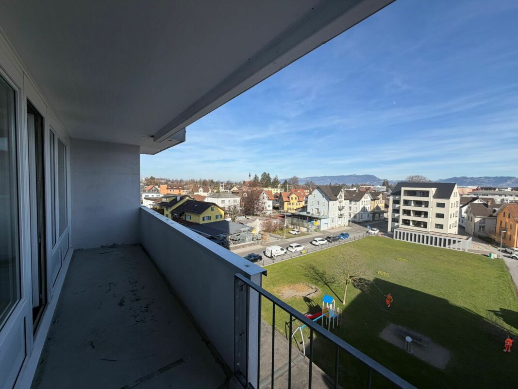 4 ½ room apartment

Apartment with breathtaking views!

This beautiful, bright 4.5 room apartment is available IMMEDIATELY.
The apartment features the following rooms:
- 1 living room (bright, large) with access to the first balcony
- 2 bedrooms with access to the second balcony
- 1 children's/guest, photo 1 of 9