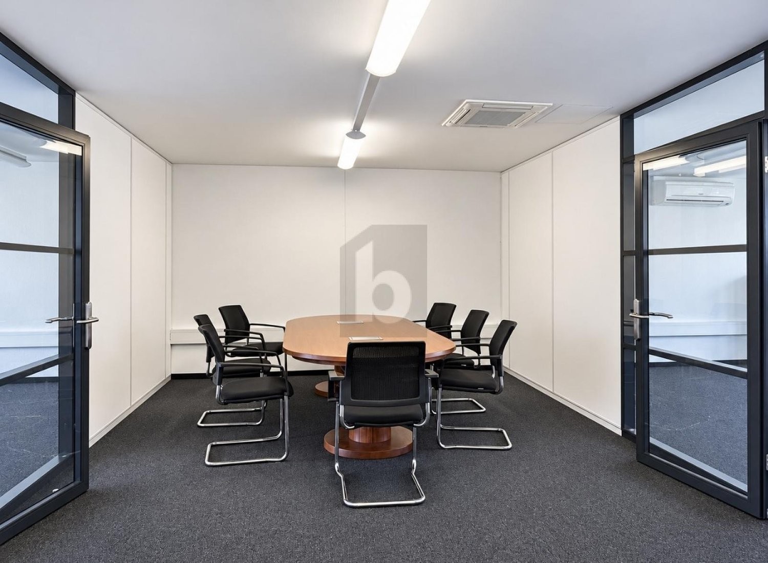 380m² office