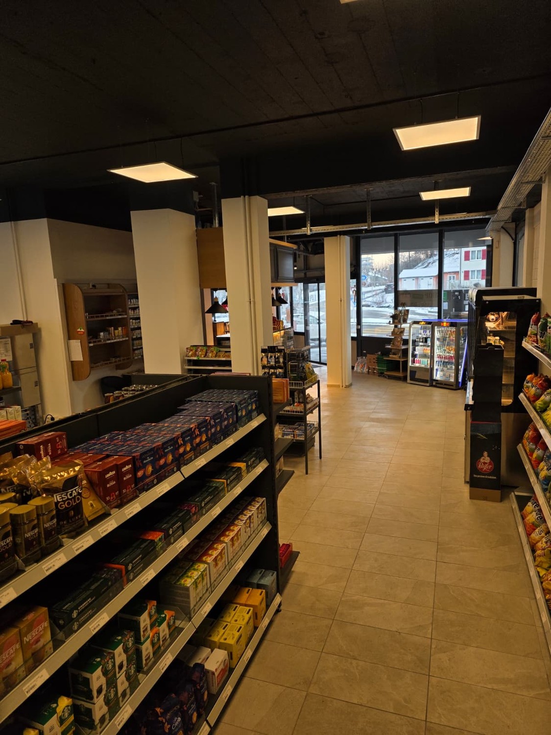 193m² shop, photo 4 of 10