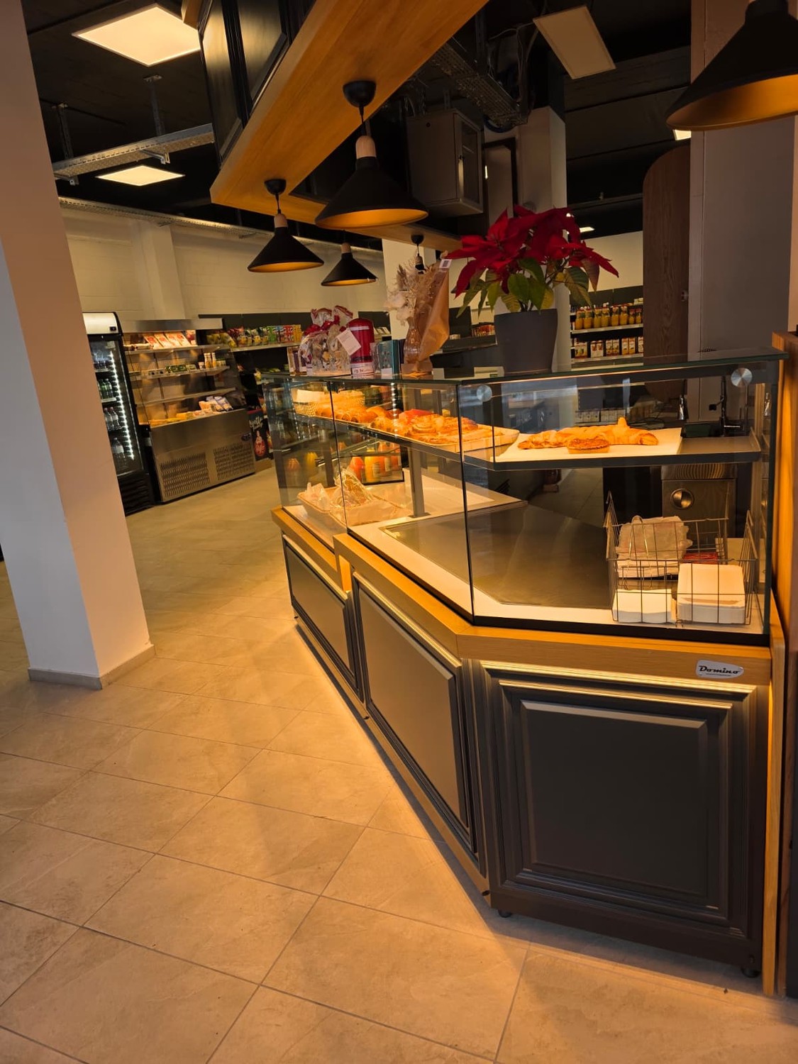 193m² shop, photo 3 of 10