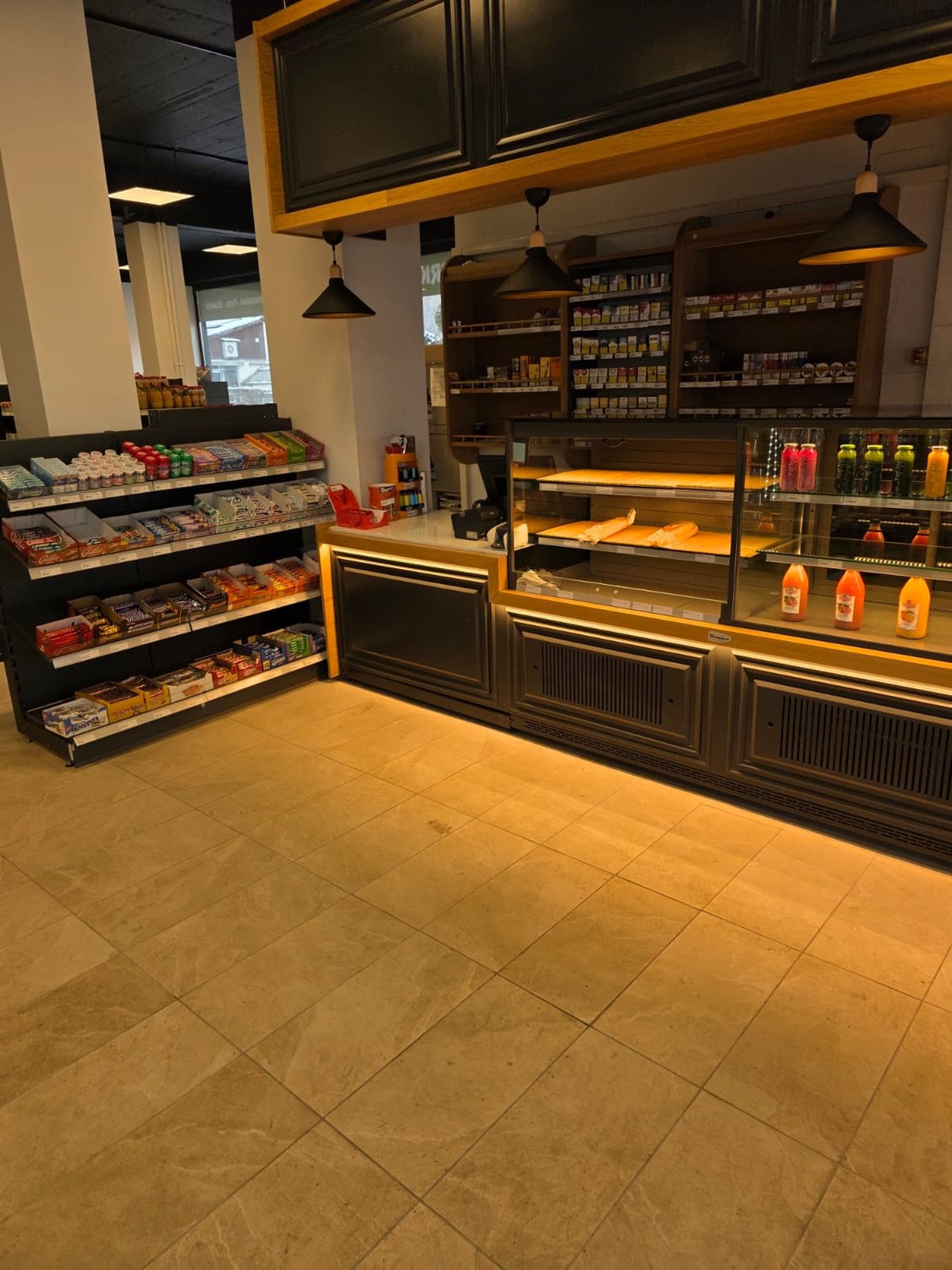 193m² shop, photo 2 of 10