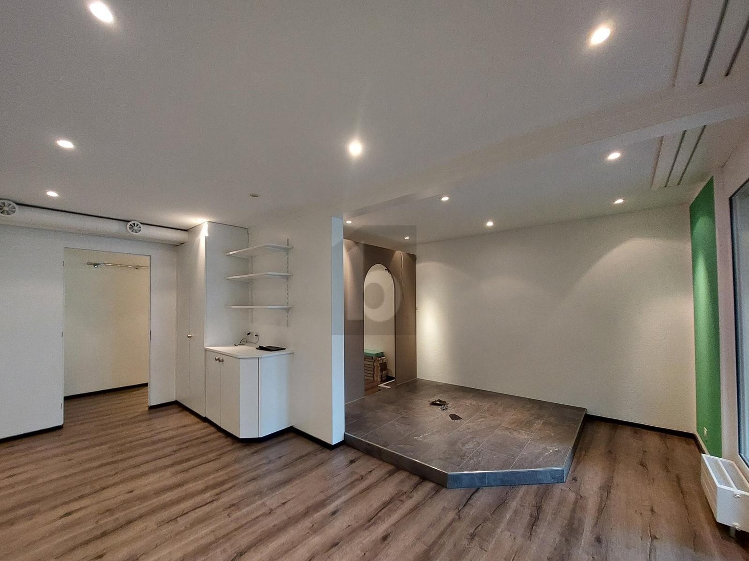 393m² practice, photo 1 of 4