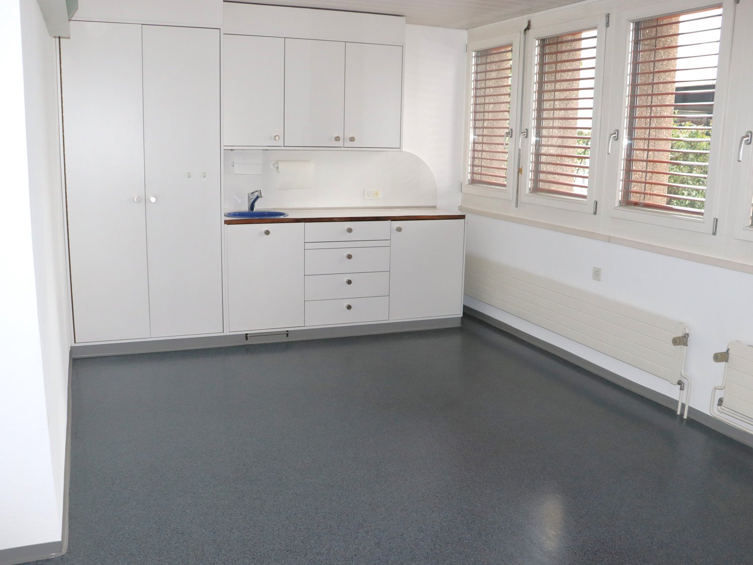136m² commercial