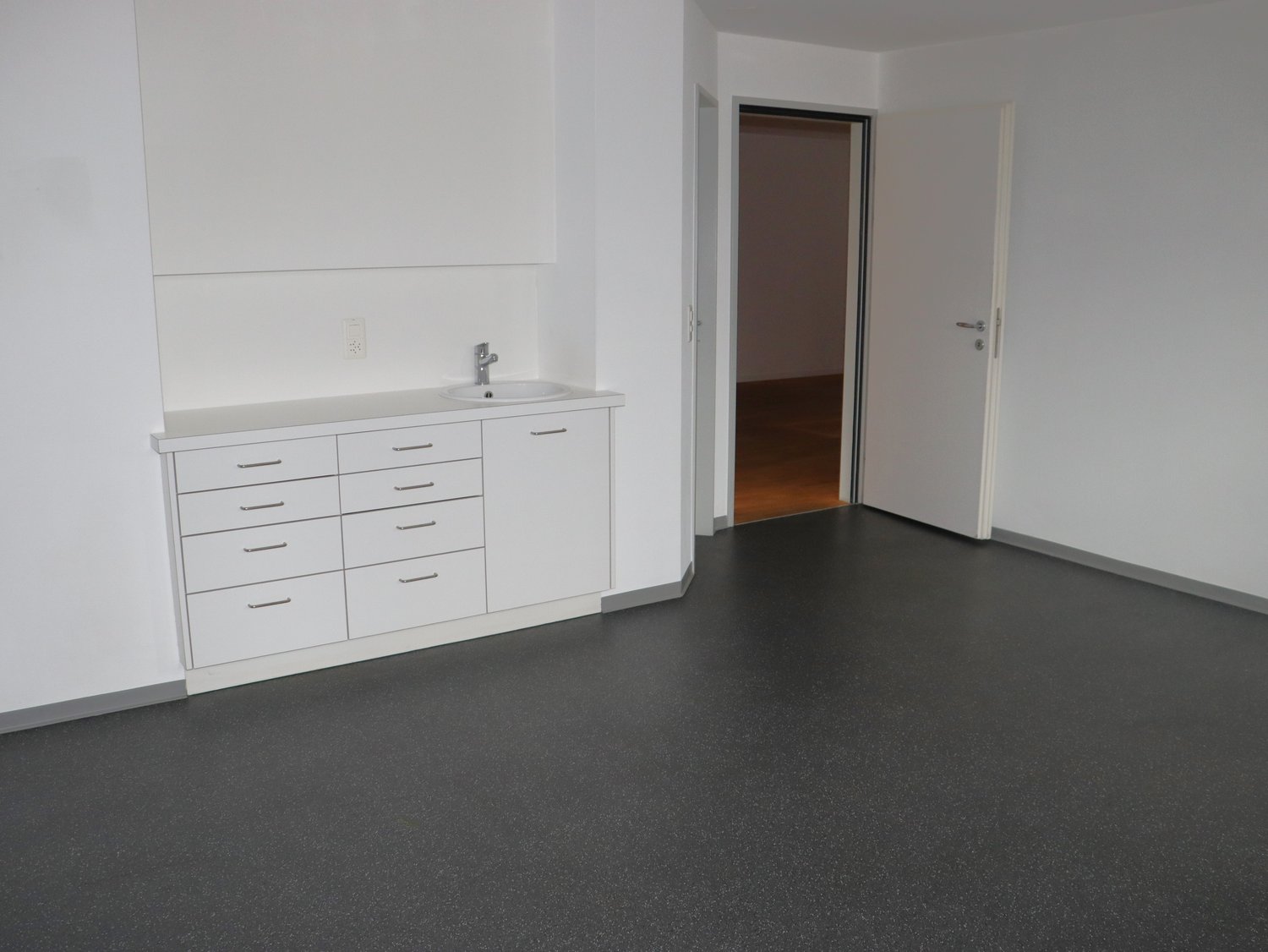 136m² commercial