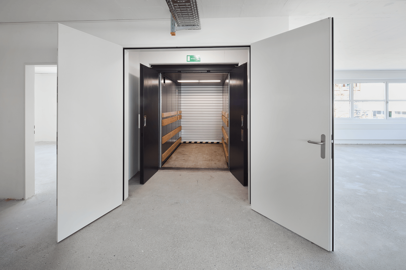 608m² office