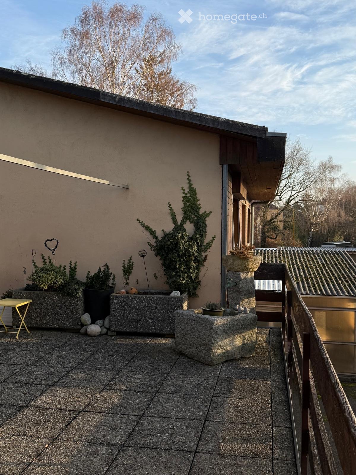 5 ½ rooms single house

Semi-detached house attached to a former carpentry workshop.

First floor (130m2)
\-------------------------
3 bedrooms
1 large living/dining room
1 eat-in kitchen
1 bathroom, 1 shower, 1 separate WC
1 large terrace (73m2)

Ground floor
\-------------------
1 office (13.6 m2), photo 10 of 10
