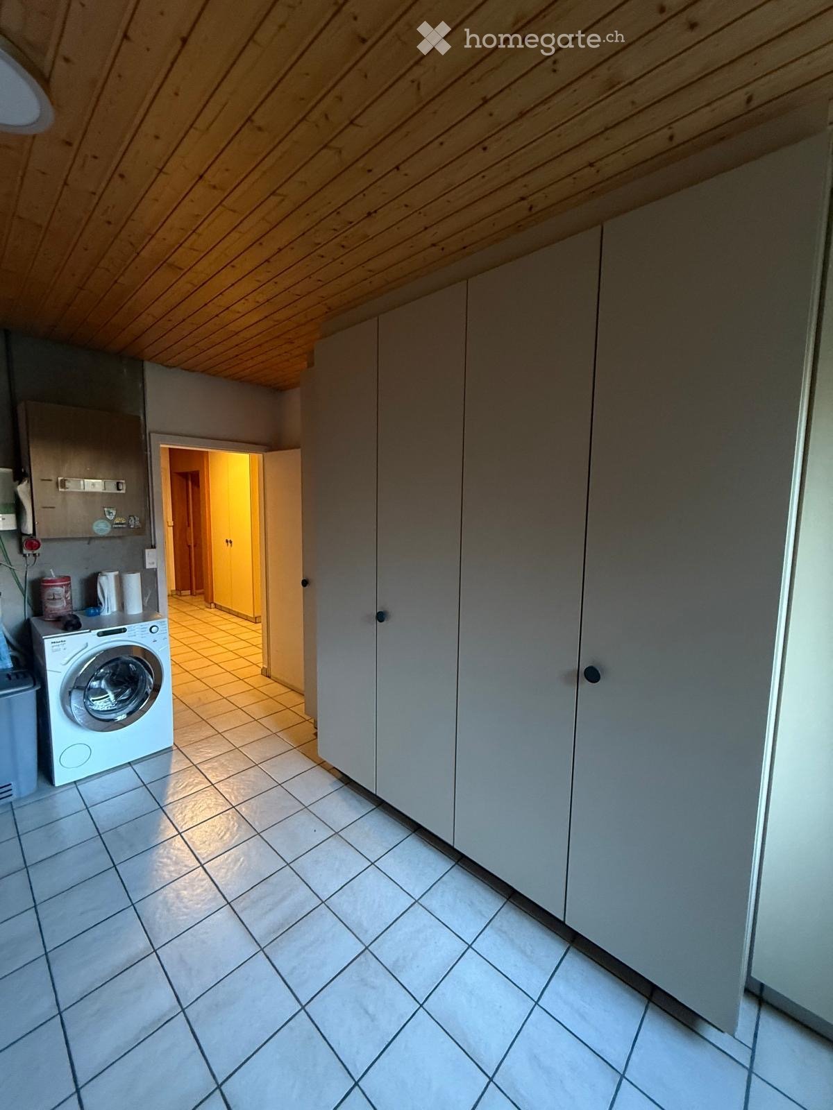 5 ½ rooms single house

Semi-detached house attached to a former carpentry workshop.

First floor (130m2)
\-------------------------
3 bedrooms
1 large living/dining room
1 eat-in kitchen
1 bathroom, 1 shower, 1 separate WC
1 large terrace (73m2)

Ground floor
\-------------------
1 office (13.6 m2), photo 5 of 10