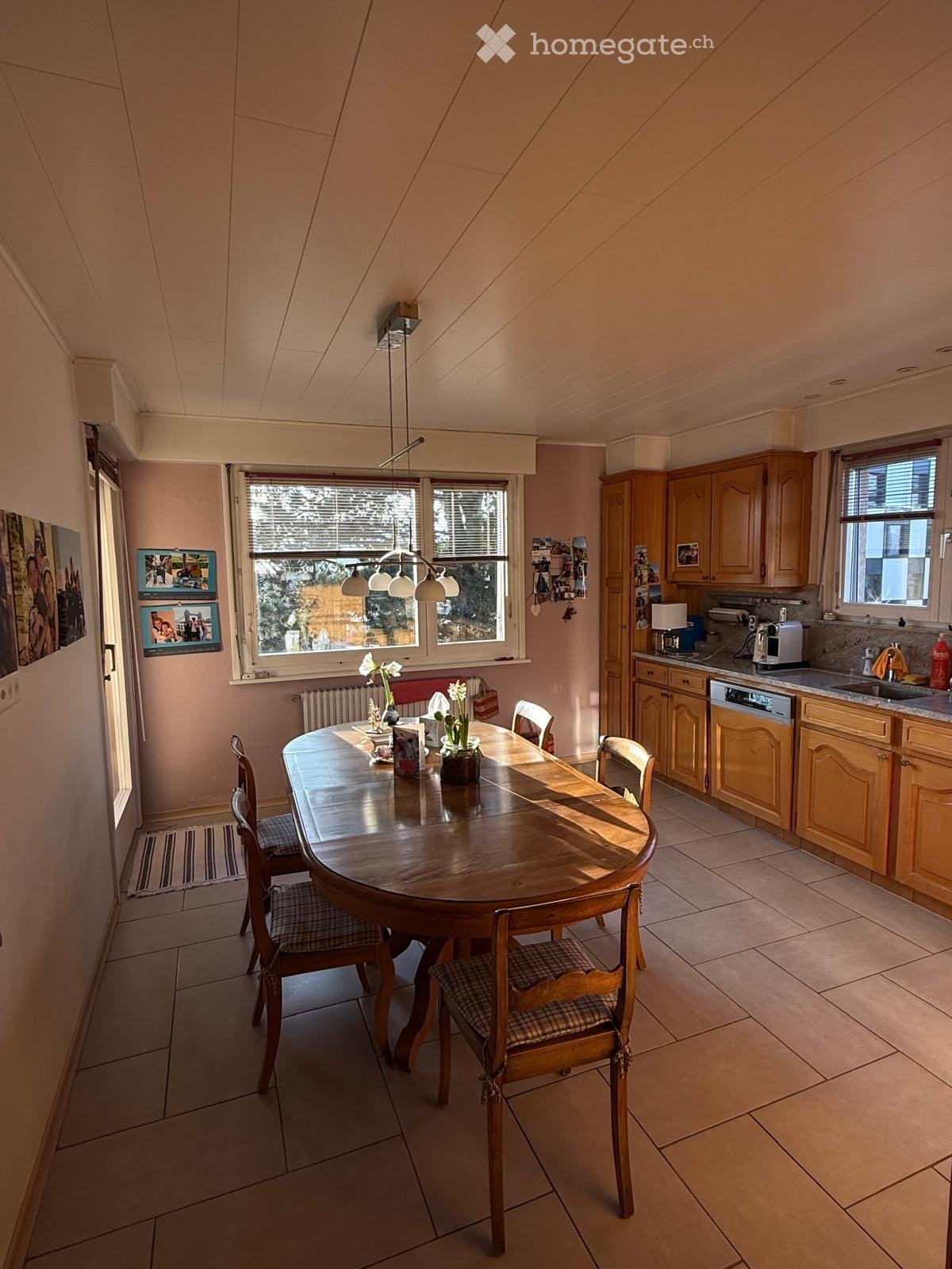 5 ½ rooms single house

Semi-detached house attached to a former carpentry workshop.

First floor (130m2)
\-------------------------
3 bedrooms
1 large living/dining room
1 eat-in kitchen
1 bathroom, 1 shower, 1 separate WC
1 large terrace (73m2)

Ground floor
\-------------------
1 office (13.6 m2), photo 3 of 10
