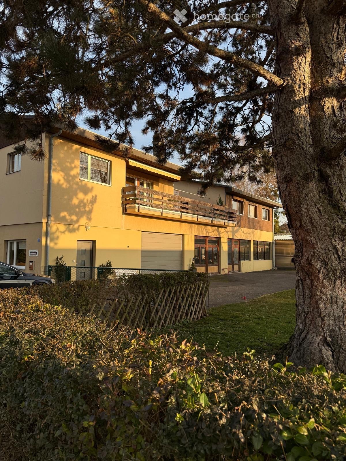 5 ½ rooms single house

Semi-detached house attached to a former carpentry workshop.

First floor (130m2)
\-------------------------
3 bedrooms
1 large living/dining room
1 eat-in kitchen
1 bathroom, 1 shower, 1 separate WC
1 large terrace (73m2)

Ground floor
\-------------------
1 office (13.6 m2), photo 1 of 10