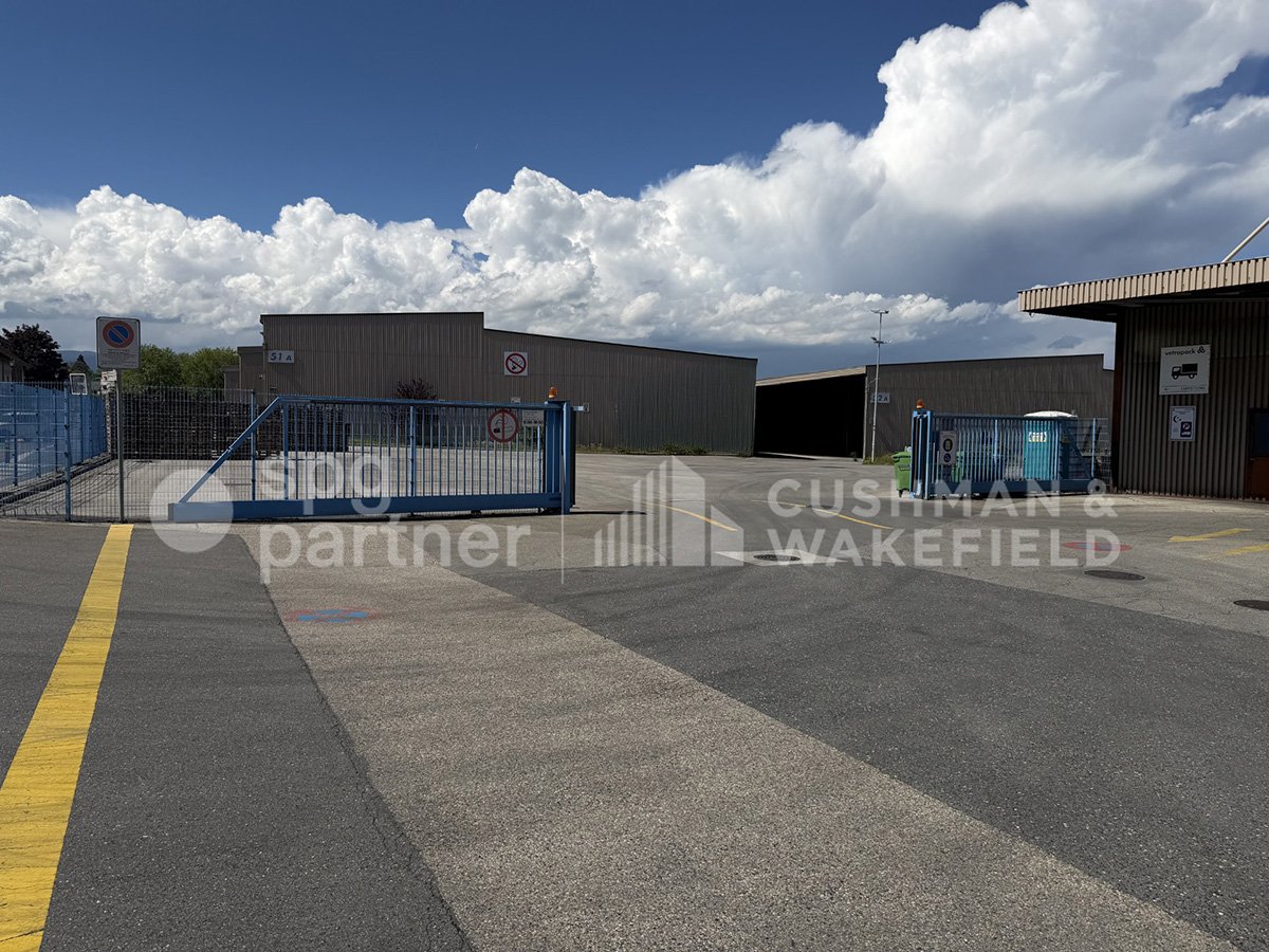 1000m² commercial

Covered storage halls of 12'000 m², divisible from 1'000 m², ready for your project!

Between Genève and Lausanne, St-Prex benefits from a strategic positioning in the heart of the Arc lémanique.

The site consists of three covered storage halls, designed exclusively for industria, photo 1 of 6