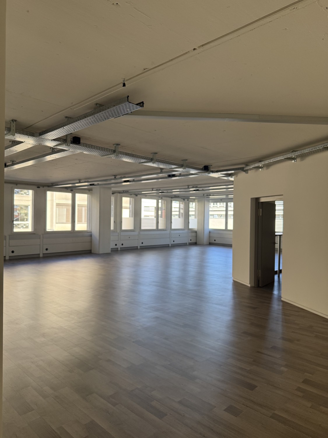 237m² office, photo 1 of 8