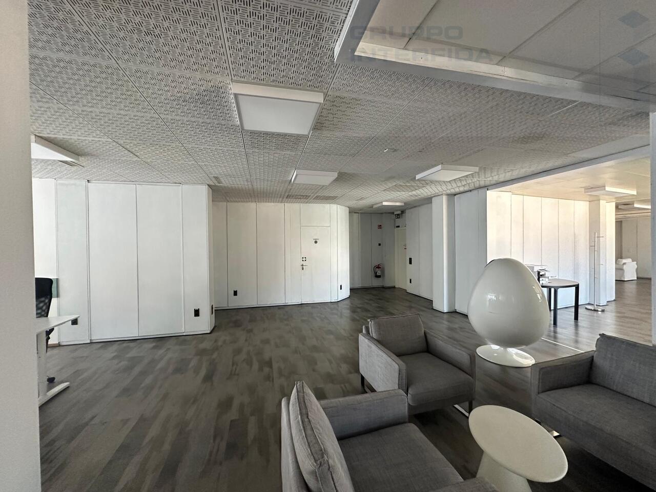 950m² office