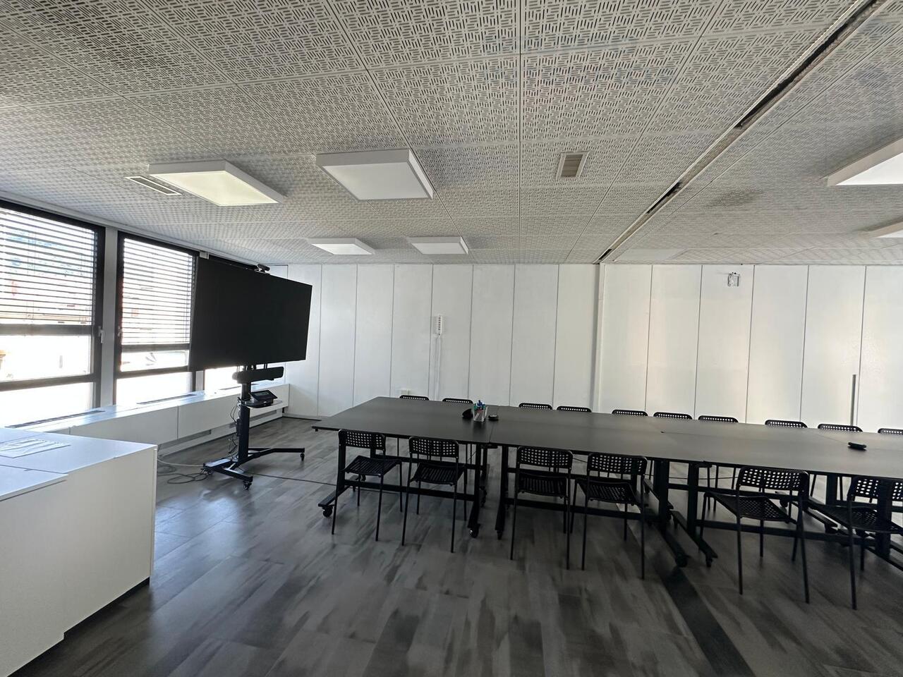 950m² office