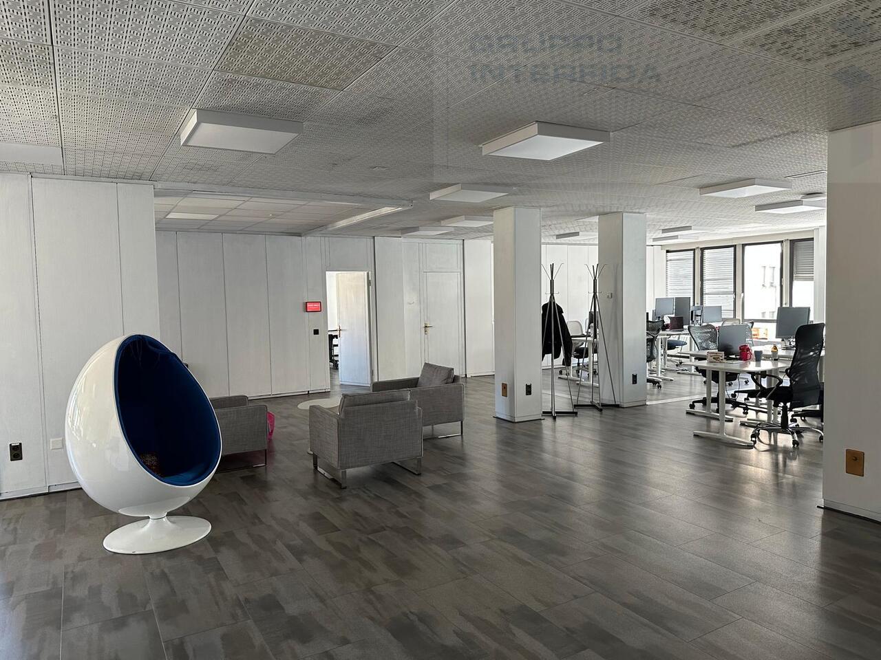 950m² office