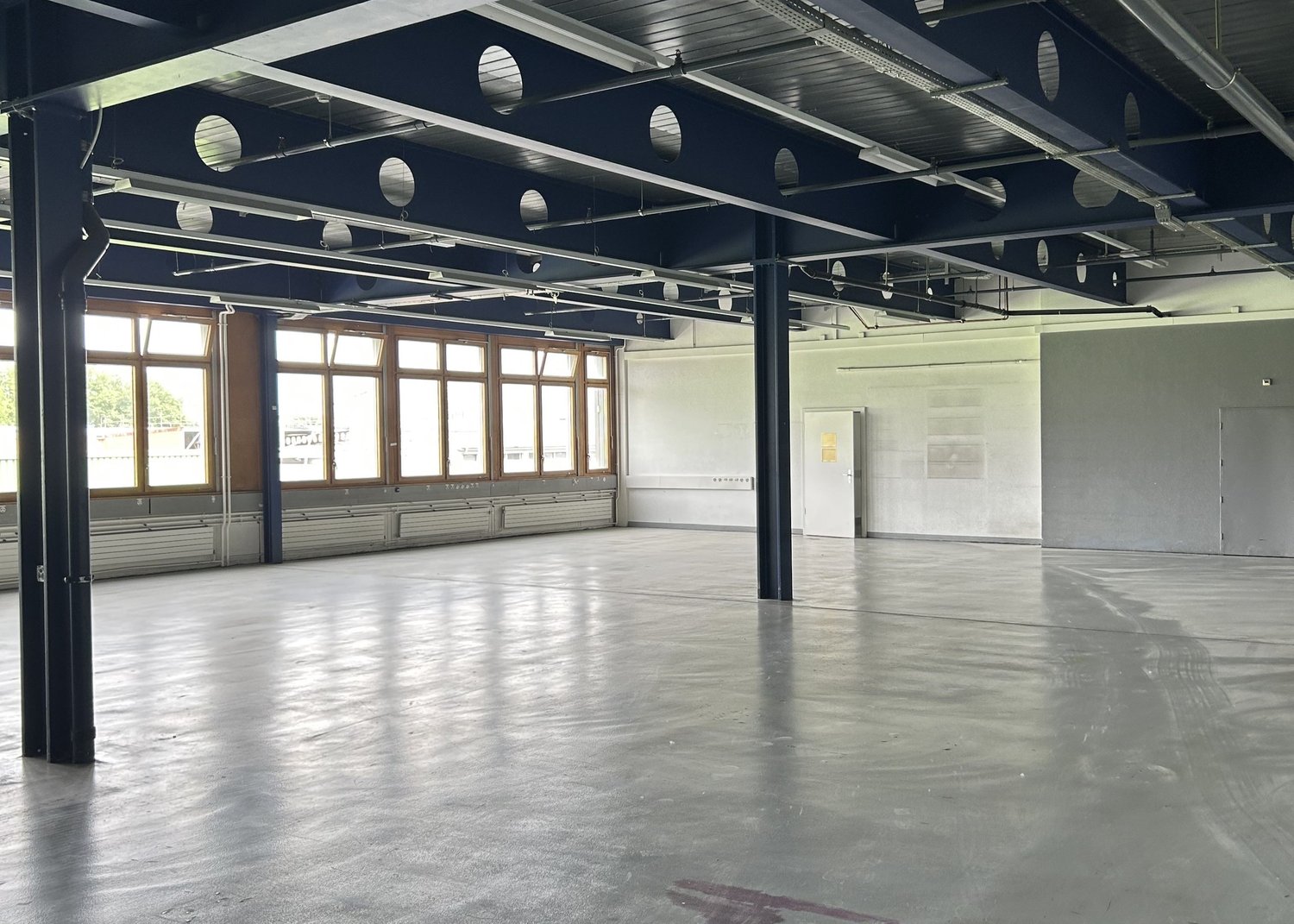 689m² industrial object, photo 5 of 10
