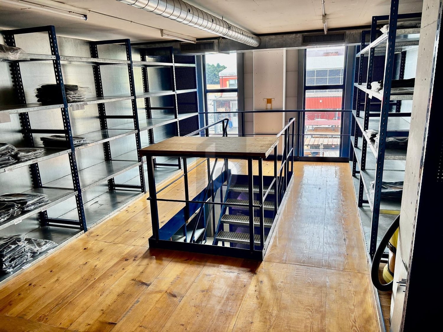 1080m² storage room, photo 1 of 4