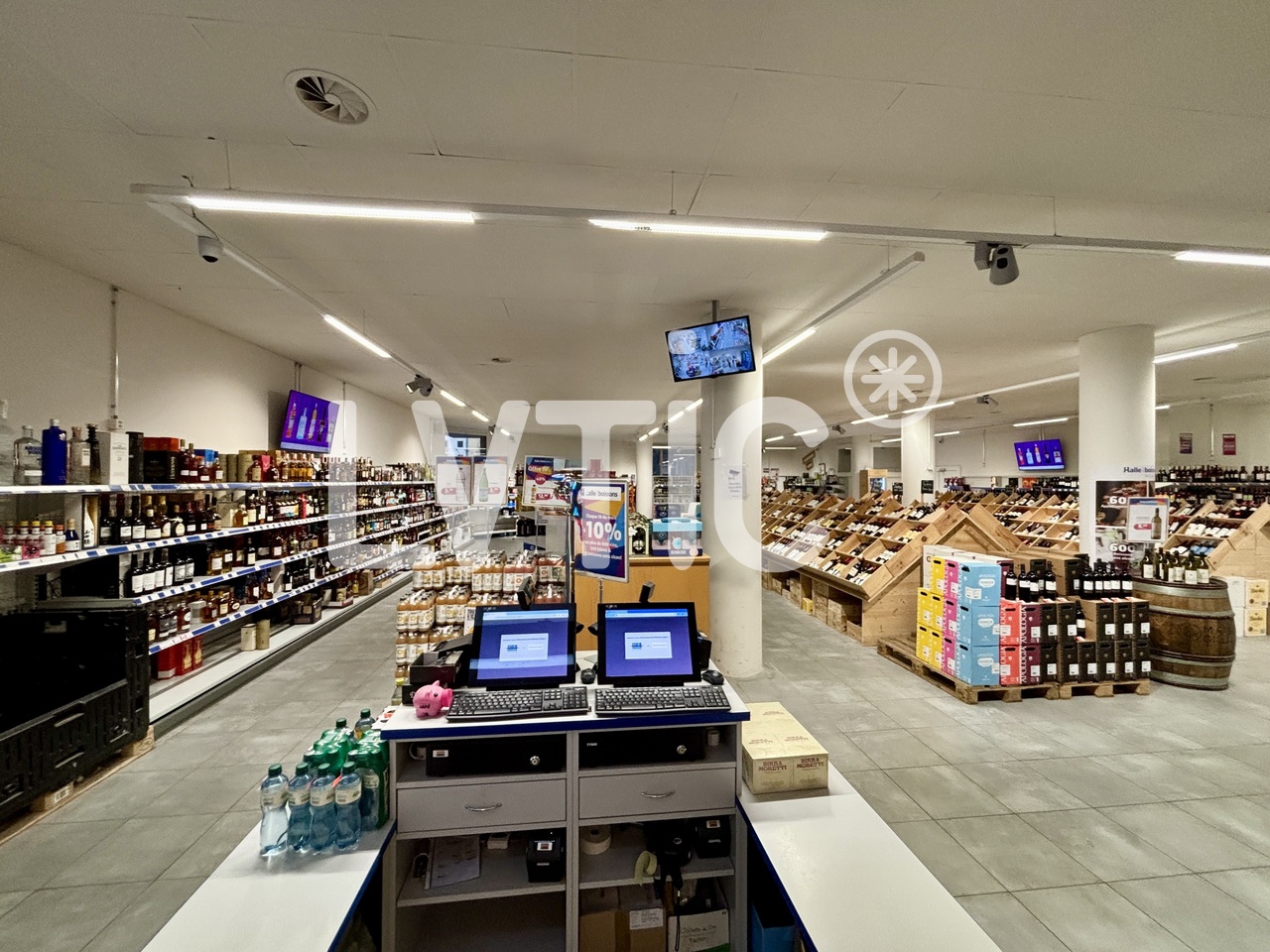342m² shop
