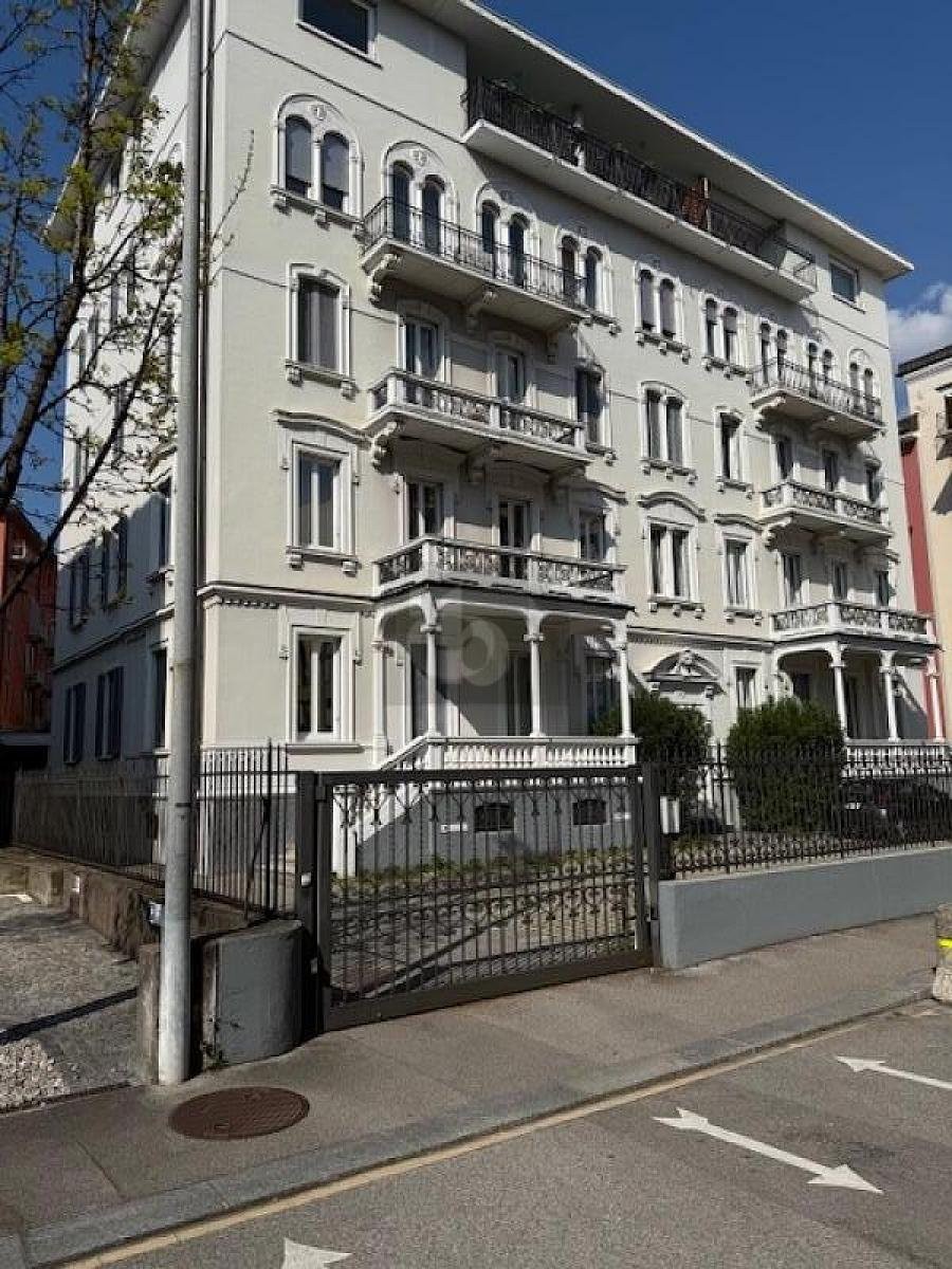 2058m² living / commercial building, photo 2 of 4