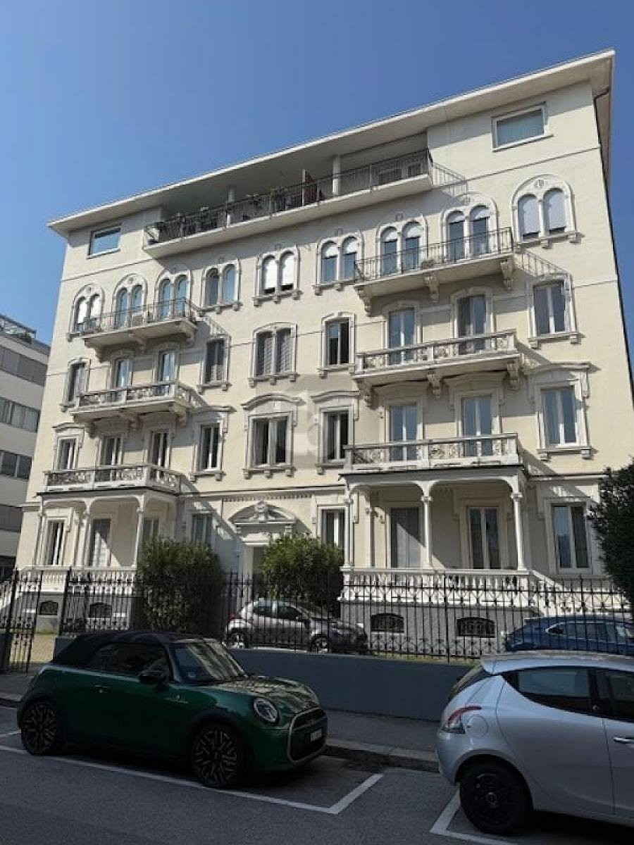 2058m² living / commercial building, photo 1 of 4