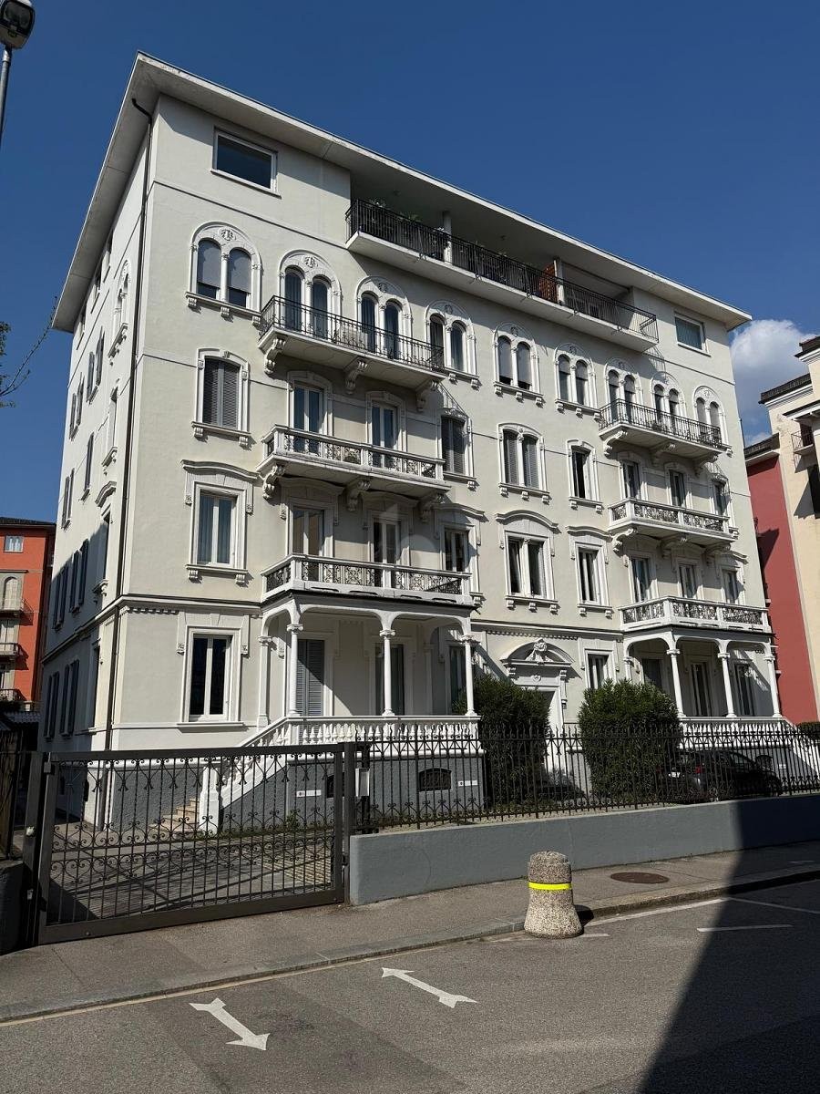 2058m² living / commercial building, photo 4 of 4