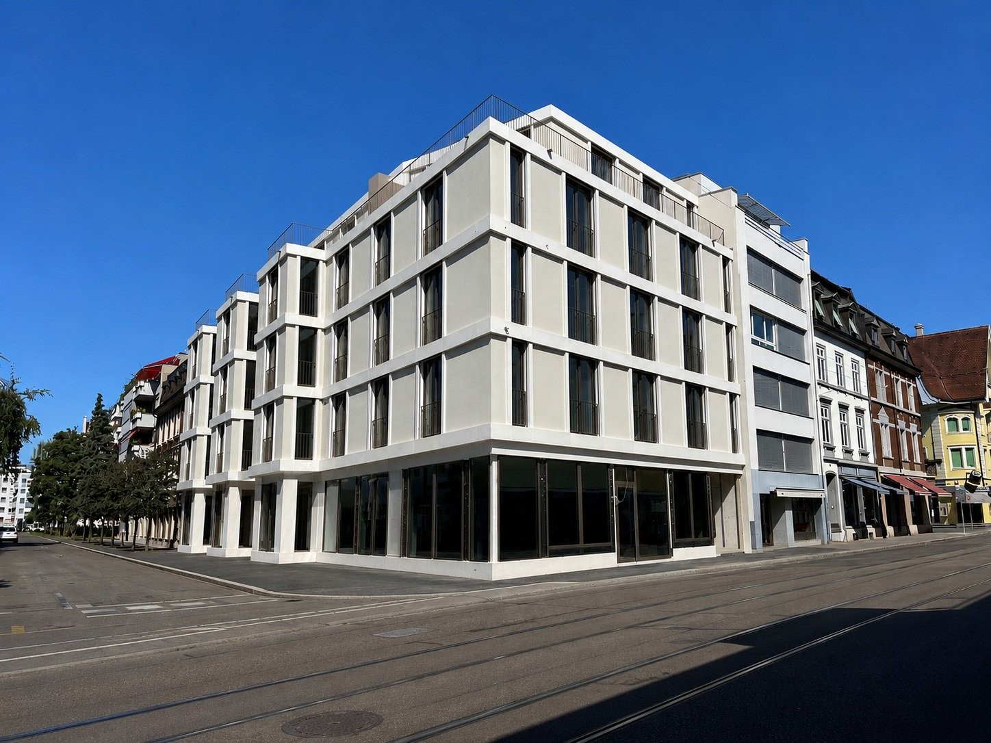 187m² shop, photo 2 of 5