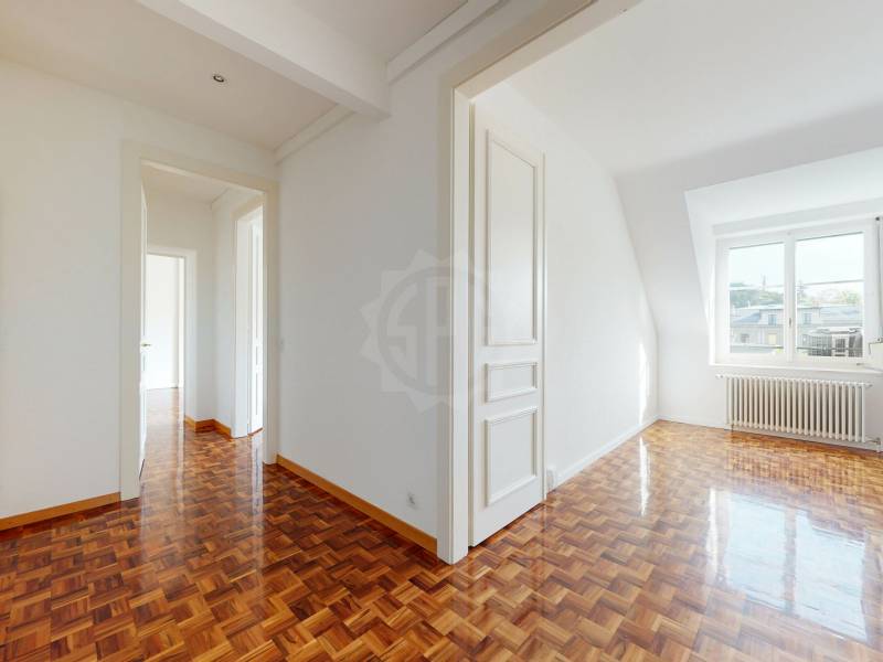 323m² office