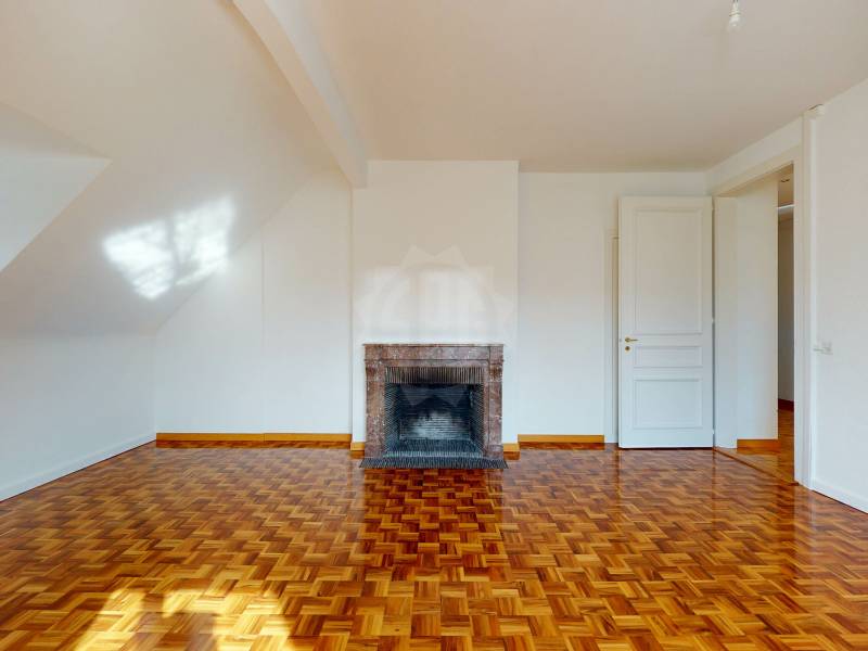 323m² office