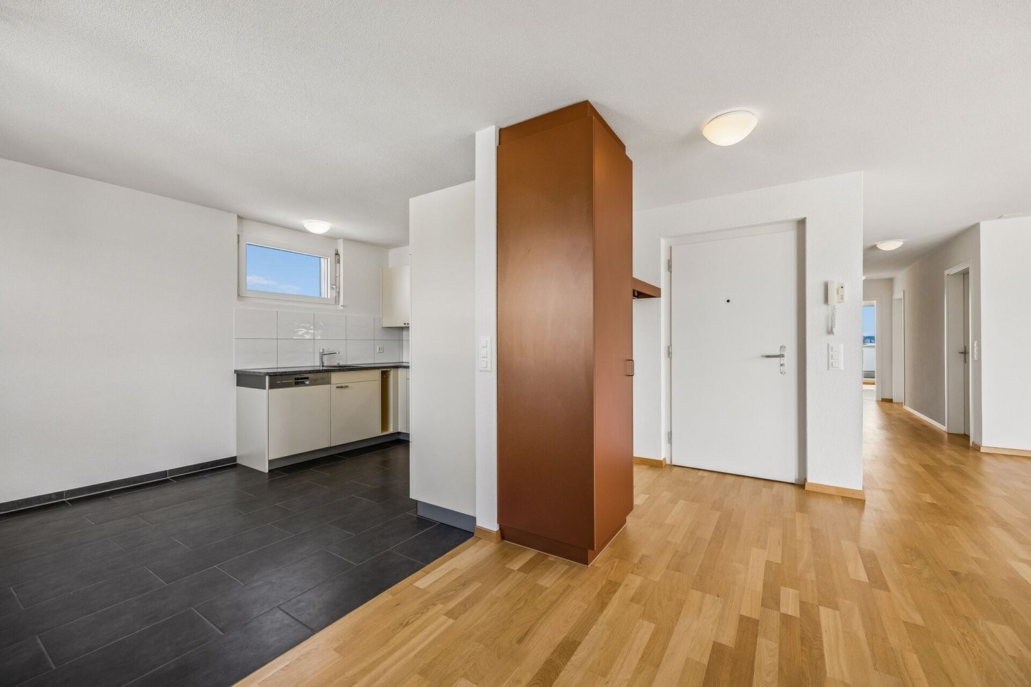 Multi family house, photo 3 of 10