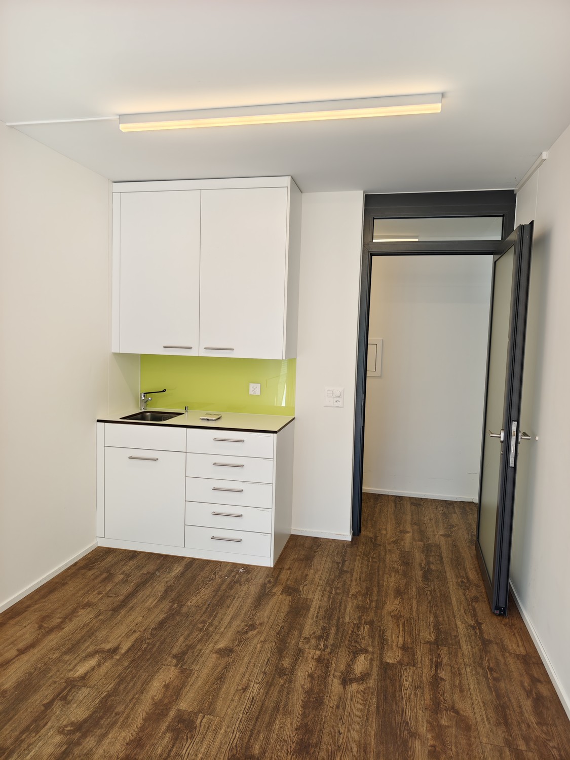 128m² office