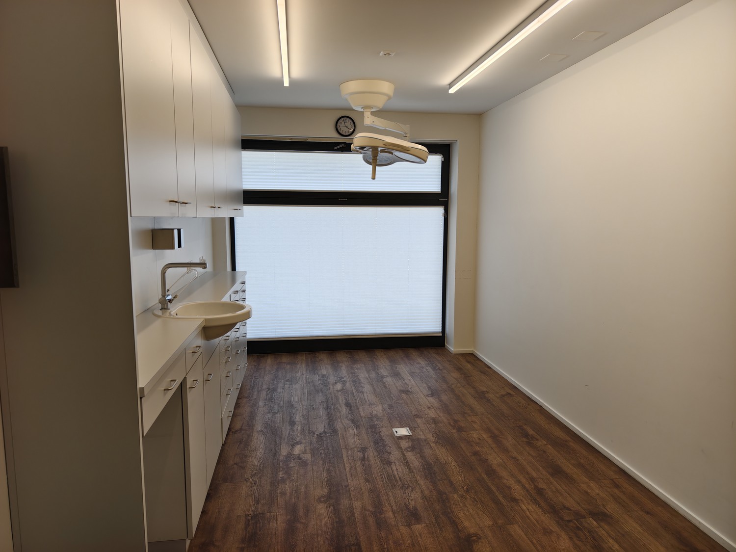 128m² office