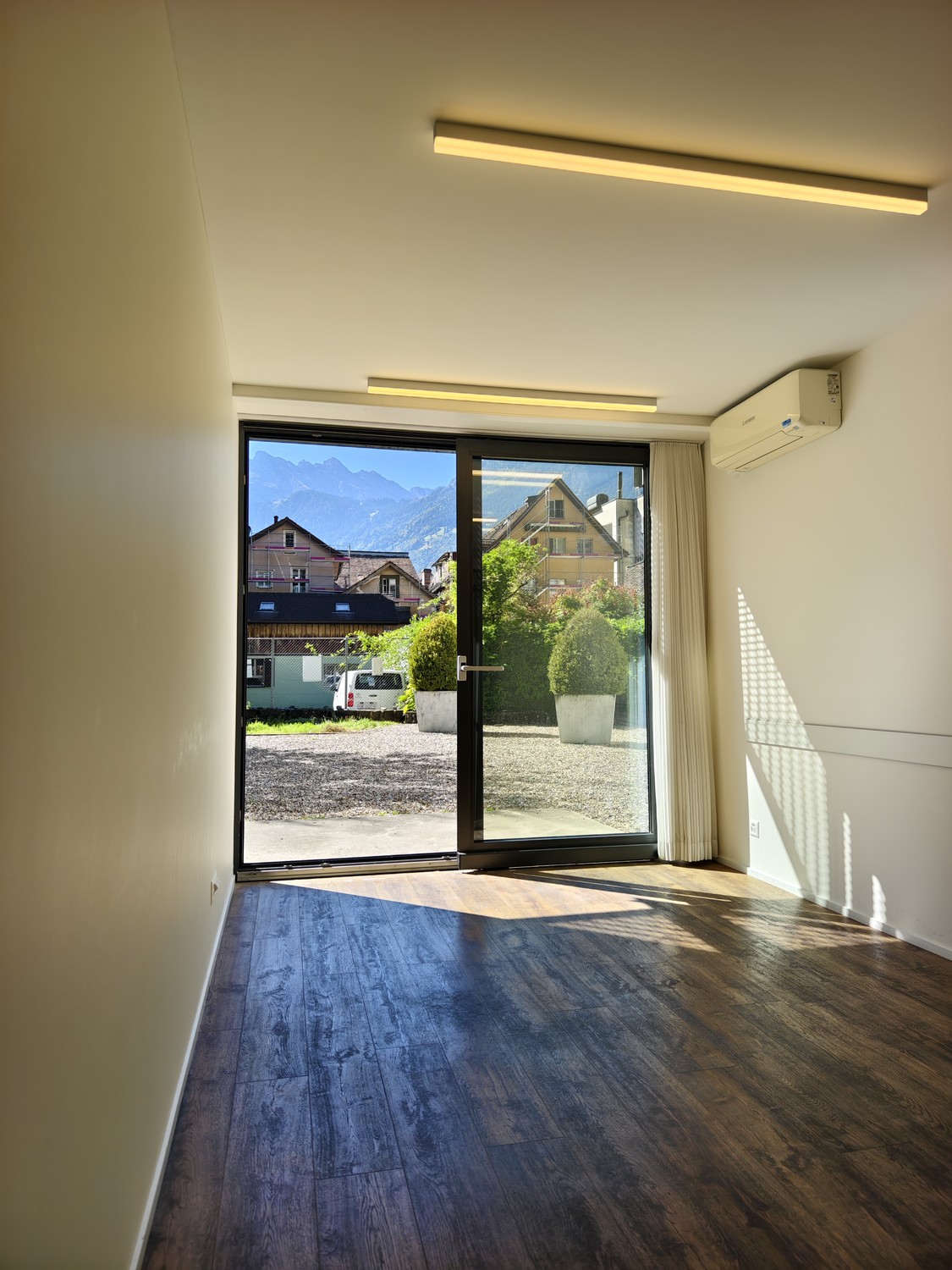 128m² office