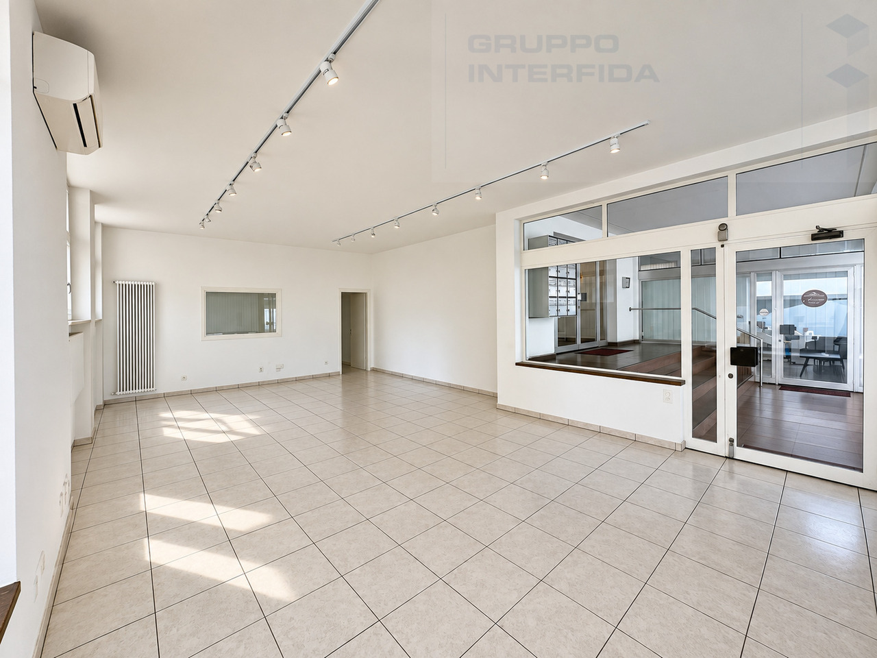 90m² shop, photo 2 of 5