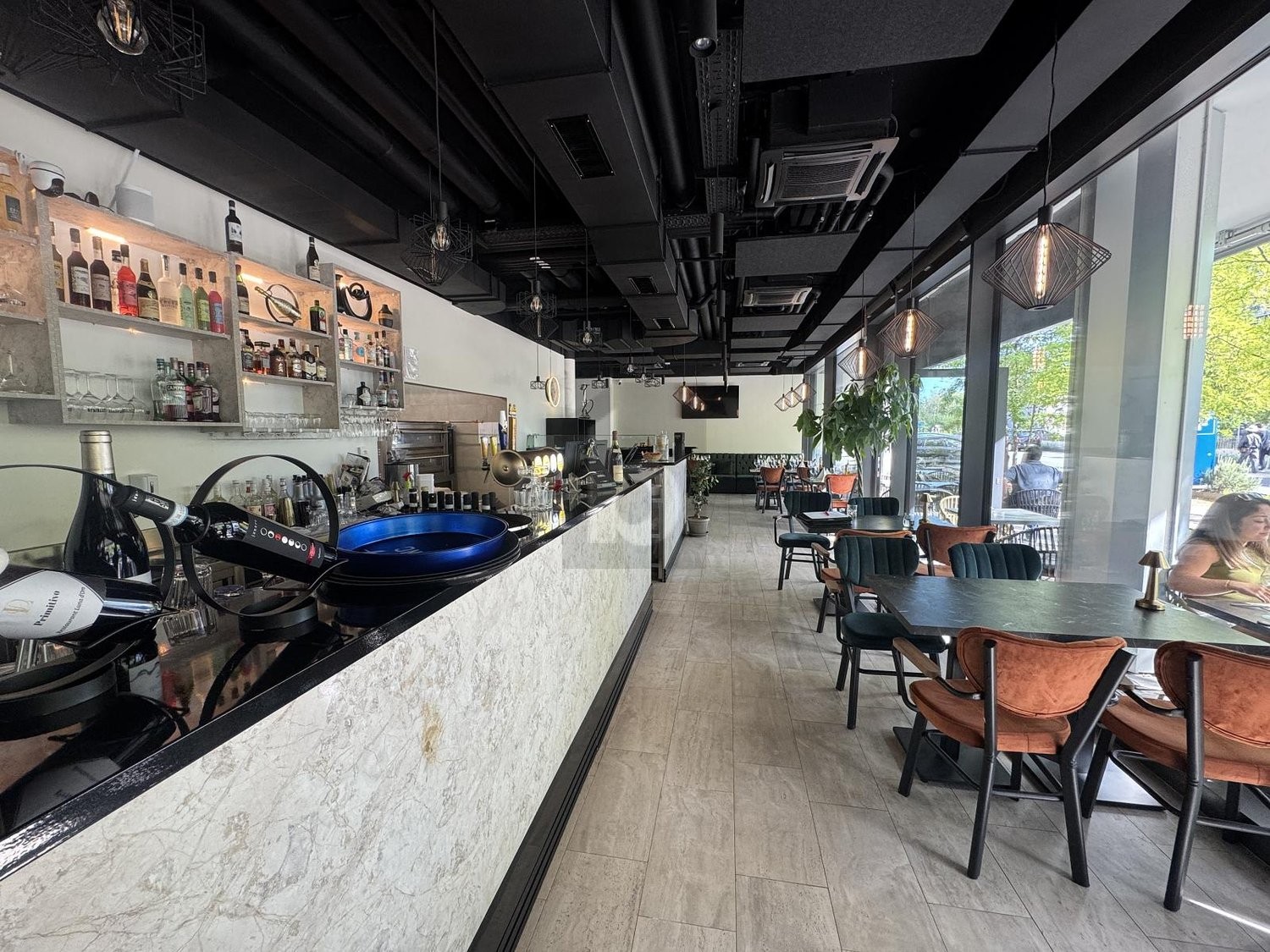 206m² restaurant, photo 1 of 4