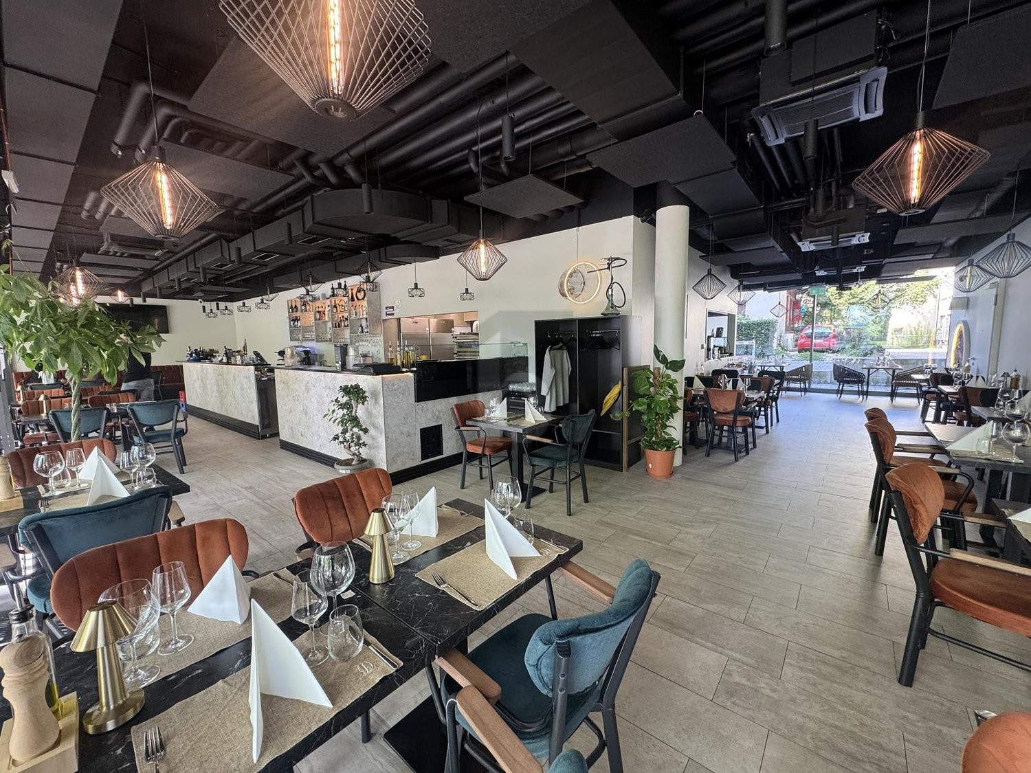 206m² restaurant, photo 2 of 4
