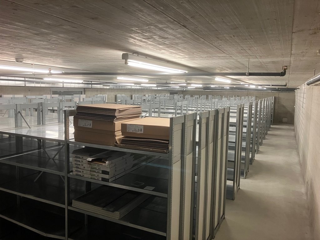 164m² pièce de stockage, photo 1 sur 2