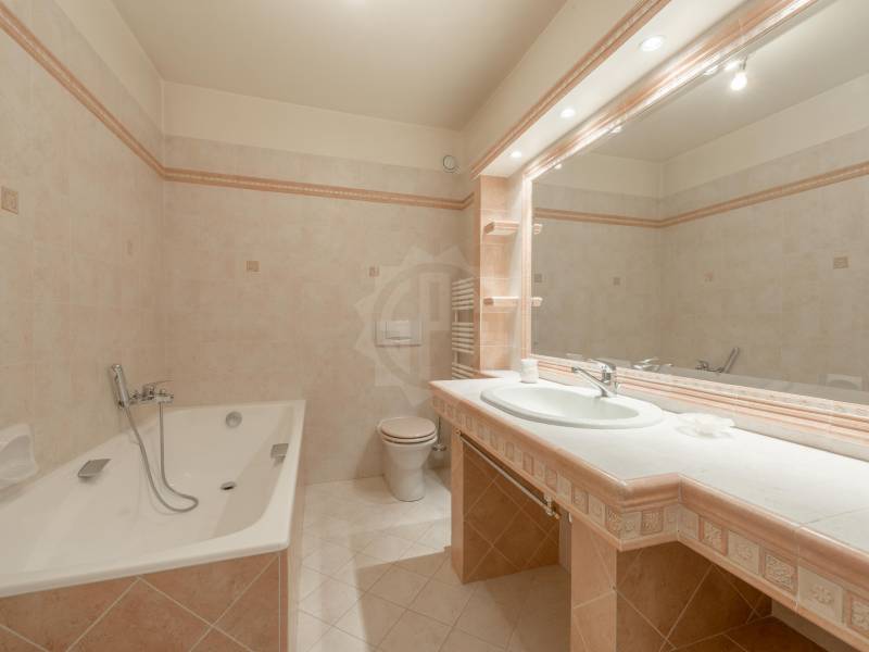 8 rooms apartment, photo 9 of 10