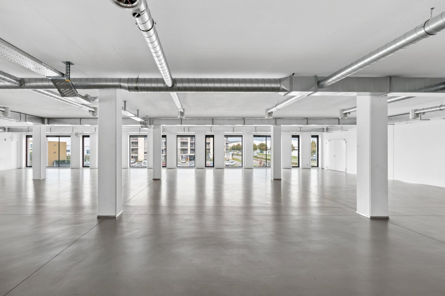 450m² living / commercial building, photo 1 of 4