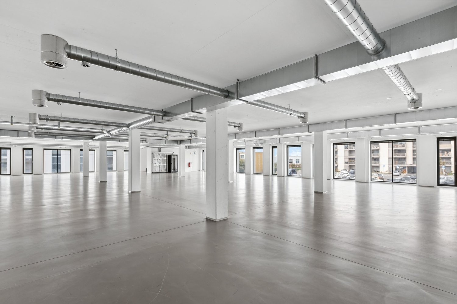 450m² living / commercial building, photo 2 of 4