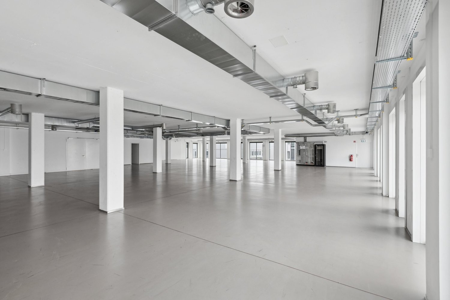 450m² living / commercial building, photo 3 of 4